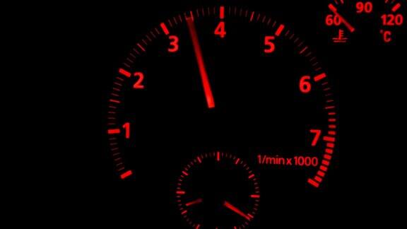 跑车仪表盘转速表显示加速时的转速