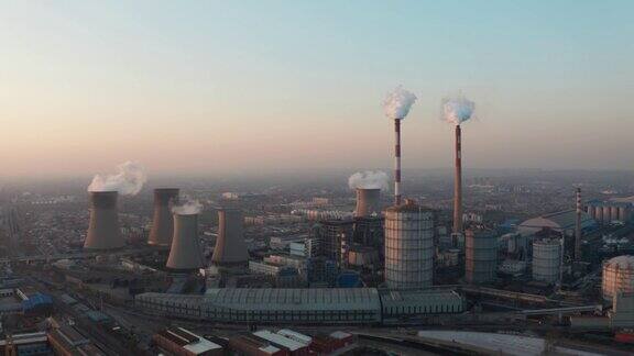航拍夕阳下钢铁厂的照片