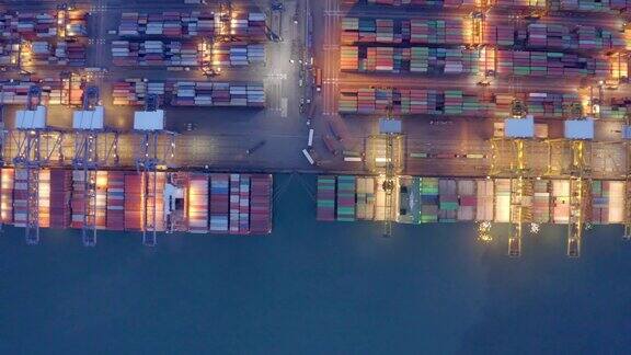 集装箱船在进出口业务和物流用起重机将货物运到港口国际水路运输鸟瞰图