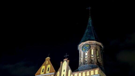 历史建筑照明具有历史意义的里程碑时间流逝加里宁格勒的康德大教堂夜空下的中世纪古堡有座钟的古塔间隔拍摄