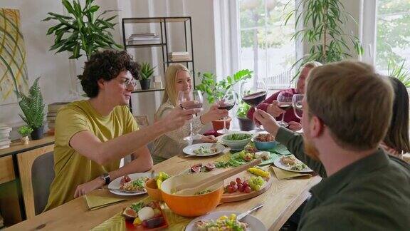 年轻的朋友在家里一起吃早午餐时为他们的友谊干杯