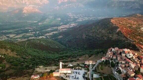 法国科西嘉山脉一座小山上的小镇无人机飞过城市上空