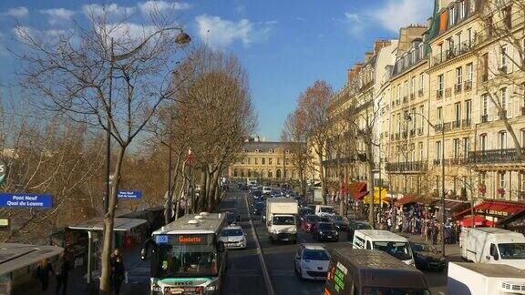 法国阳光灿烂的一天巴黎双层巴士在河边顶部乘坐pov全景4k