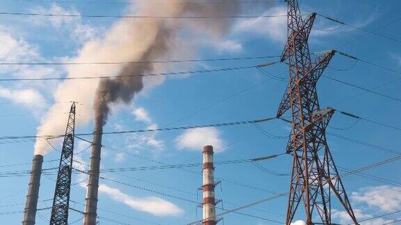 高压电塔顶着火电厂的高管道黑烟向上移动污染大气用化石燃料生产电能