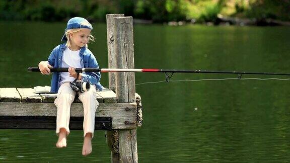 码头上钓鱼的小女孩