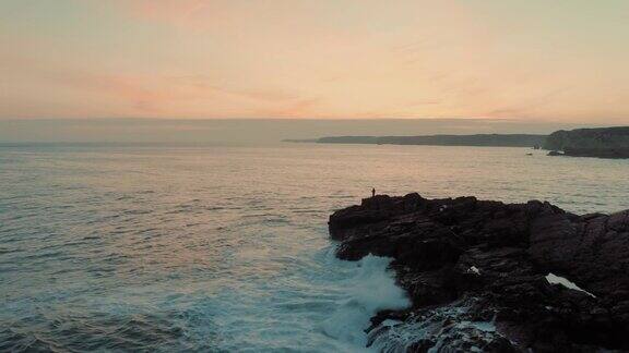 美丽的鸟瞰渔民钓鱼在悬崖上日落在葡萄牙海岸