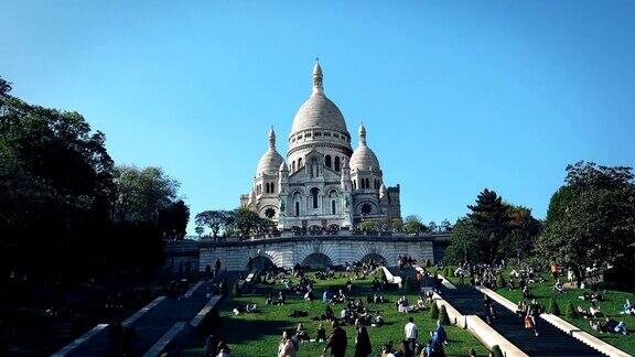 游客在参观法国巴黎蒙马特山上的圣心大教堂