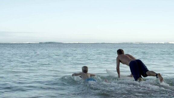 在夏威夷热带海滩度假的家庭冲浪