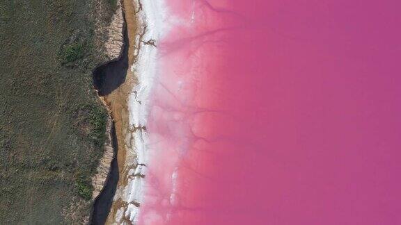 粉色的湖治疗粘土和盐鸟瞰图