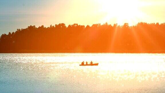 日落时分船上的渔民
