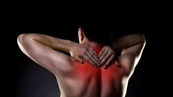 颈部疼痛背部疼痛的男人在黑色背景
