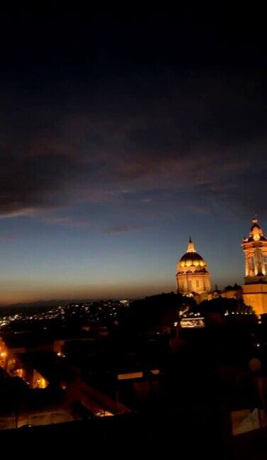 日落在圣米格尔阿连德墨西哥-移动拍摄