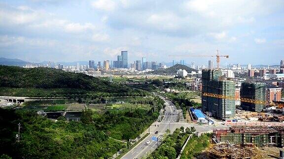 建筑起重机在建筑工地工作