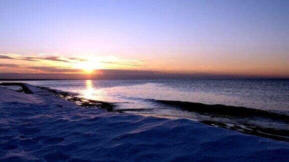 冬季寒冷的波罗的海有结冰的海滩