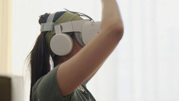 戴着虚拟现实眼镜的女人正在冥想享受模拟和在家放松