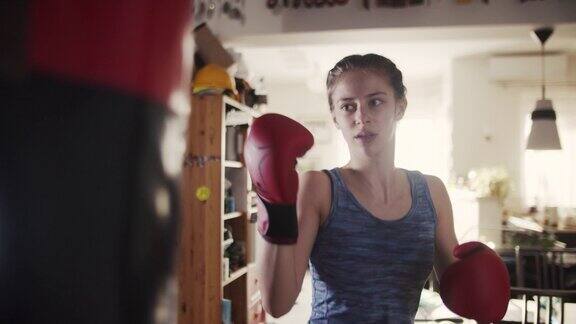 十几岁的女孩用沙袋训练拳击