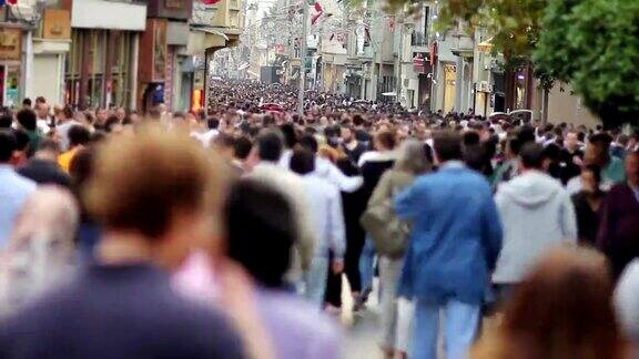 人们走在拥挤的大街上时光流逝