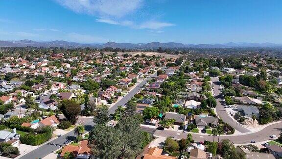 加利福尼亚州圣地亚哥县恩西尼塔斯富裕地区的鸟瞰图美国
