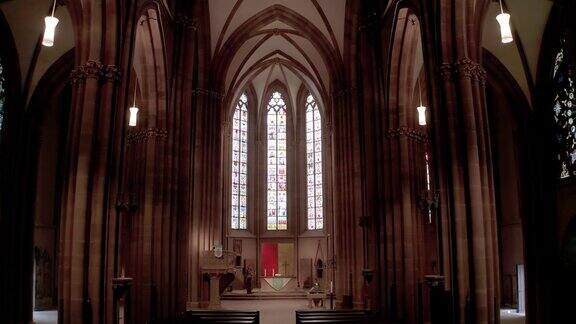 哥特式教堂内部与彩色玻璃内部