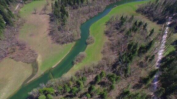 高空飞行在河流之上穿过田野和森林