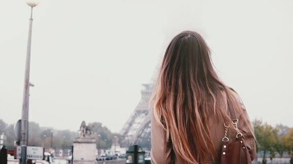 年轻时尚的女人用智能手机在雾中拍摄埃菲尔铁塔一个女孩独自在法国巴黎旅行