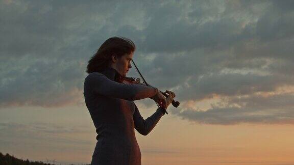 女小提琴手在外面独奏