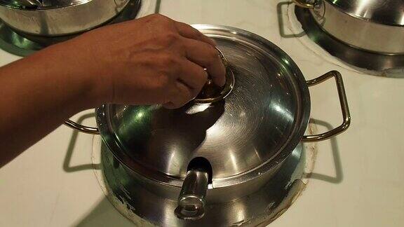 厨师制作奶油汤