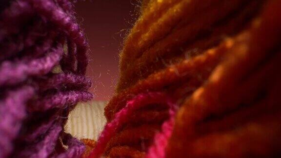 相机移动在彩色毛线上面编织羊毛质地近超级微距镜头