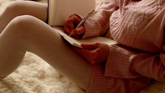 美丽的女人在写日记