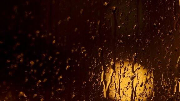 雨滴落在窗玻璃上的特写镜头