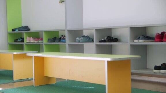 学校储物柜和鞋子
