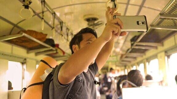 背包客旅行时在火车上视频通话