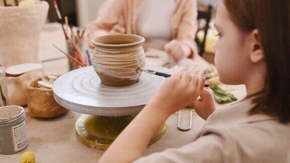 女孩正在做陶艺练习