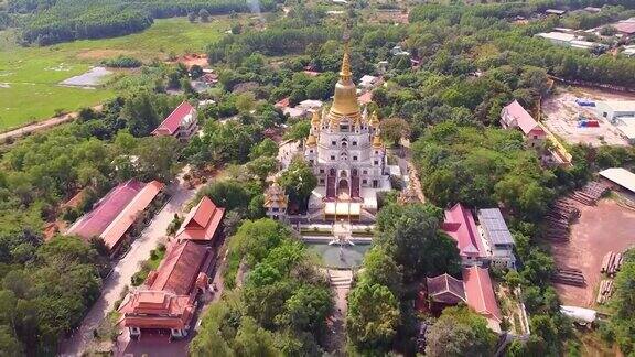 胡志明市布隆塔的空中日落一个美丽的佛教寺庙隐藏在越南胡志明市