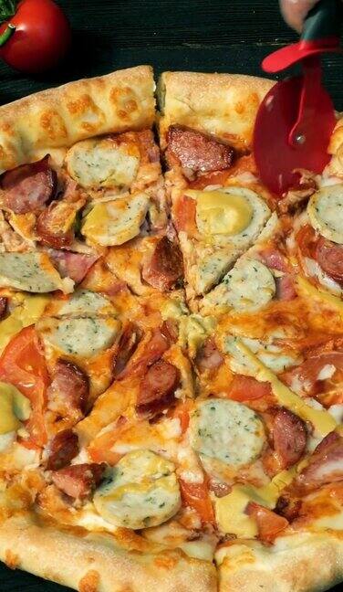 用手切披萨放在切片上配上香肠、番茄和奶酪用专用刀-切轮