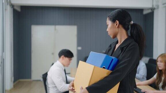 亚洲女员工在辞职后感到压力和厌倦一个女人拿着一盒东西很生气地被开除了那个女人被公司解雇了失业解雇