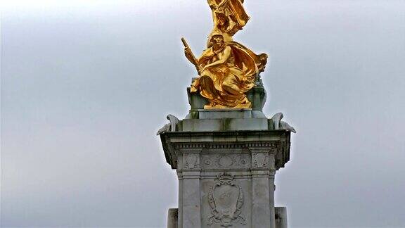宫殿前有一个带翅膀的人的金色雕像