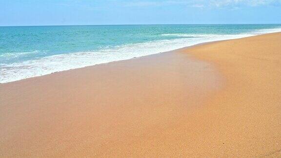 美丽的热带海滩大海蓝天棕榈树度假休闲