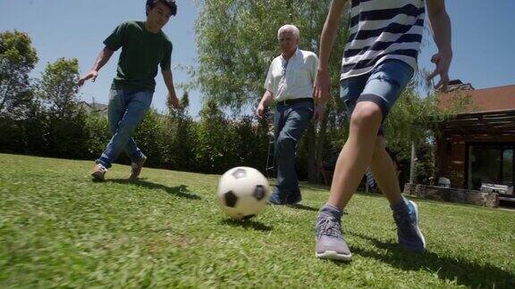 好玩的拉丁家庭在户外踢足球