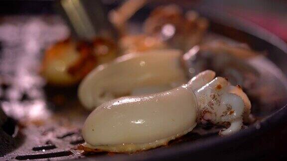 热锅烤鱿鱼为聚会人士提供美味的海鲜鱿鱼食物新鲜的烧烤菜单