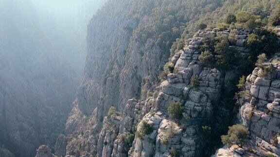 美丽的峡谷鸟瞰图美丽的阳光山景