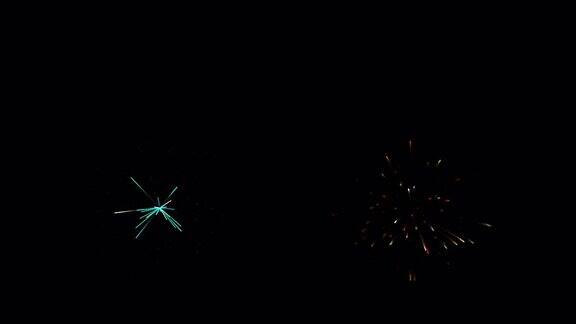 五颜六色的烟花庆祝视频新年在夜空中燃放烟花