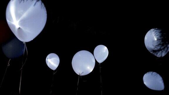 在夜空中飞翔的气球