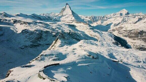鸟瞰图阳光明媚的冬天瑞士阿尔卑斯山采尔马特慢镜头