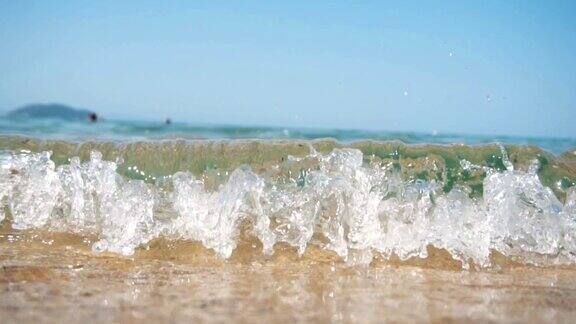 海浪溅起照相机