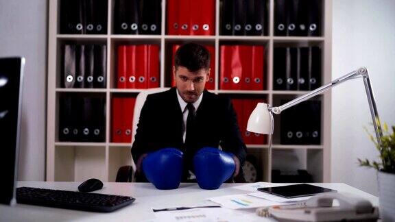 在办公室戴拳击手套的商人