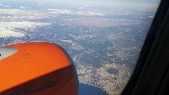 从飞机窗口看到的地中海沿岸的土耳其城市和地平线上白雪皑皑的山脉