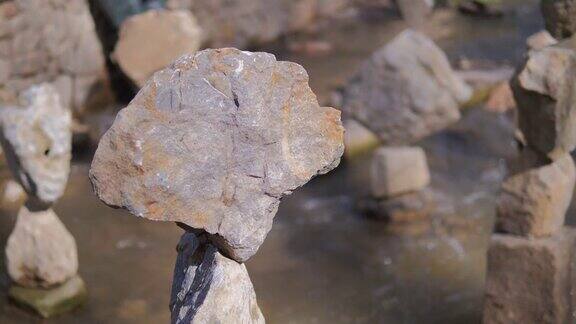一个巨大的石头平衡在石塔上建在山上的河流平衡