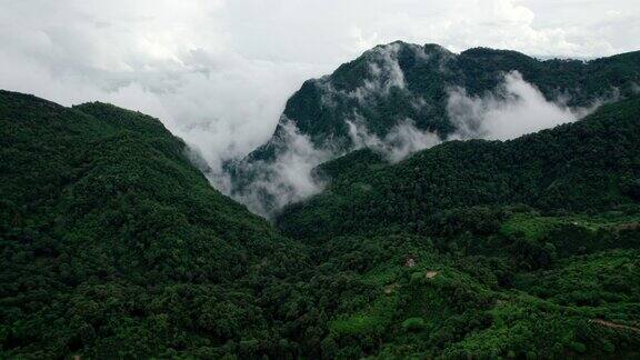 航拍泰国北部山区的晨雾