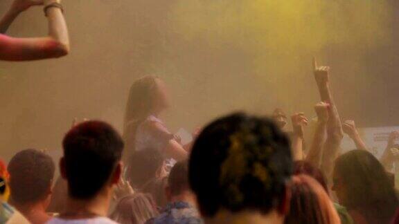 在胡里节的露天音乐会上人们用粉末颜料跳舞